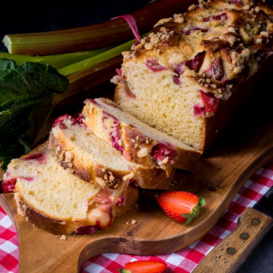 Ciasto drożdżowe z rabarbarem i truskawkami