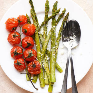Pieczone szparagi z pomidorkami