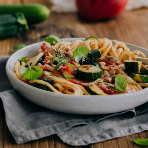 Makaron z cukinią i pomidorami