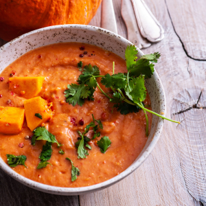 Krem z młodej dyni, soczewicy i pomidorów