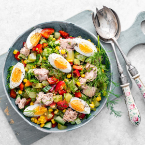 sałatka z tuńczykiem i jajkiem