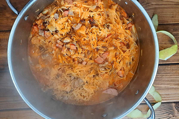 bigos z kiszonej kapusty - gotowanie