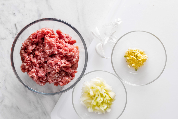mięso, cebula, czosnek na kotlety mielone bez bułki