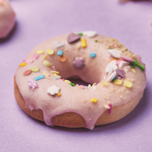 Donuty drożdżowe z białą czekoladą