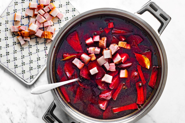 Barszcz czerwony z ziemniakami – dodanie boczku