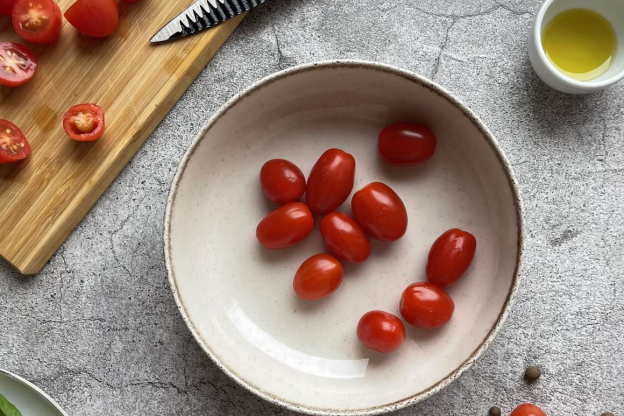 koreczki z mozzarellą - przygotowanie pomidorków