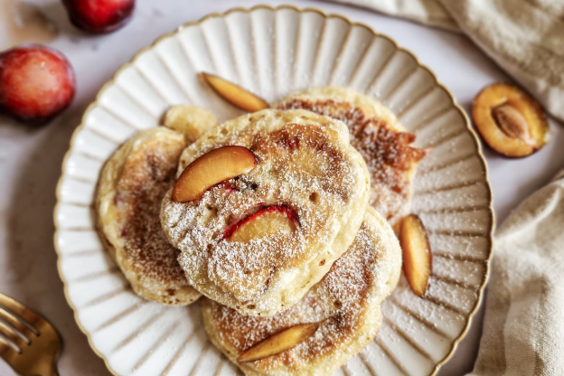 Racuchy ze śliwkami – podanie