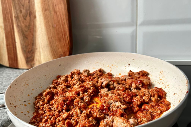 ciasto francuskie z mięsem mielonym - doprawianie farszu