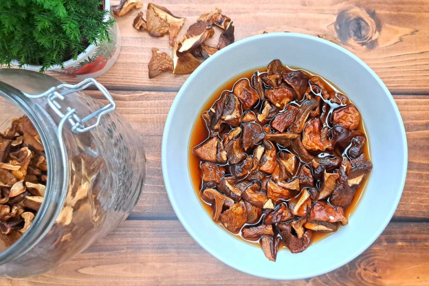 bigos z kiszonej kapusty - przygotowanie grzybów