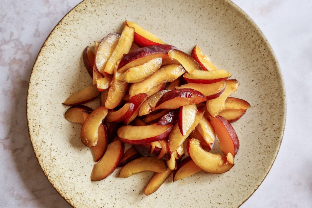 Racuchy ze śliwkami – przygotowanie owoców