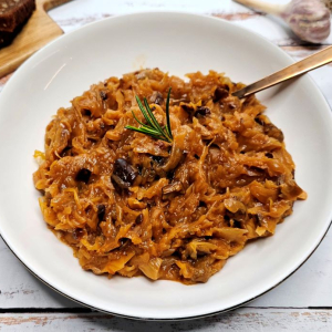 bigos wigilijny z grzybami i suszonymi śliwkami