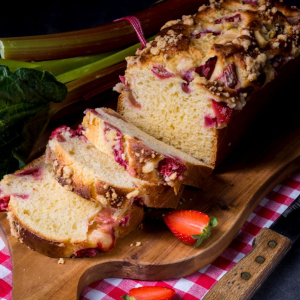 Ciasto drożdżowe z rabarbarem i truskawkami