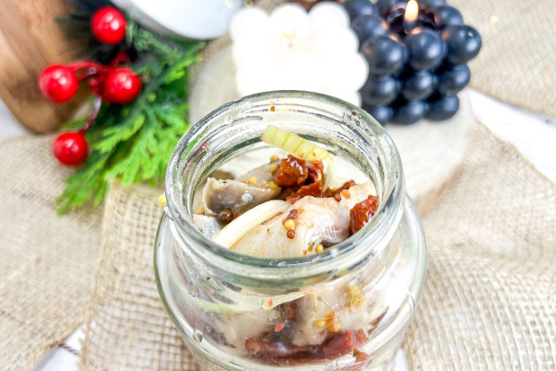 śledzie z suszonymi pomidorami w słoiku