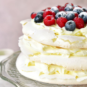 tort bezowy z mascarpone i owocami