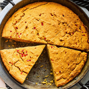 Chleb dyniowo-kukurydziany z bitą masłem jalapeño