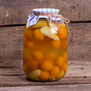 kompot z papierówek i moreli w słoiku na zimę