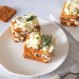 Sałatka śledziowa na krakersach