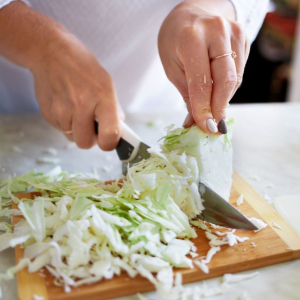 młoda biała kapusta - szatkowanie