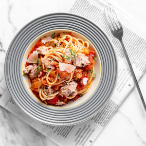 Makaron z tuńczykiem i pomidorami