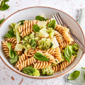 Makaron jednogarnkowy z brokułami