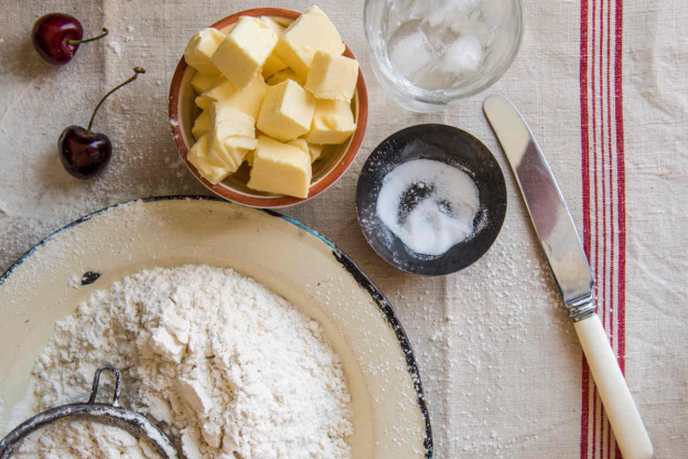 Kruche ciasto na tartę wiśniową
