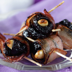 Śliwki w boczku faszerowane migdałami