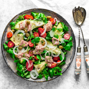 sałatka z tuńczykiem i awokado