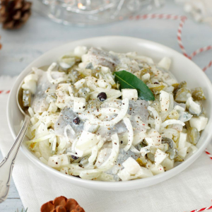 śledzie w śmietanie z cebulą i ogórkiem