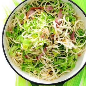 Spaghetti z młodą kapustą, boczkiem i oscypkiem