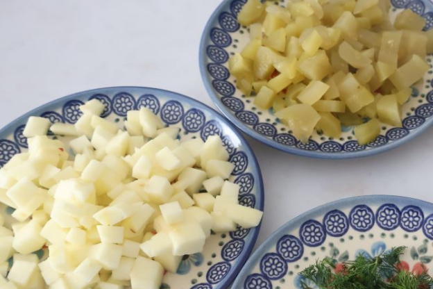 sałatka z pieczarkami i jajkiem - pokrojone składniki