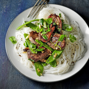 Kaczka z woka z makaronem ryżowym