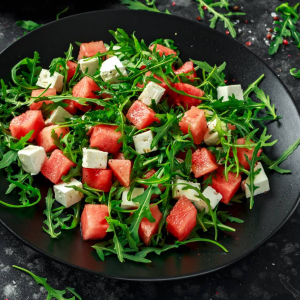 sałataka z arbuza i fety z rukolą