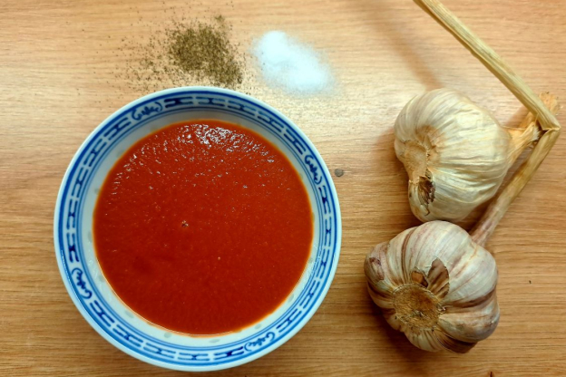 Naleśniki zapiekane z mięsem mielonym – sos pomidorowy