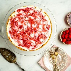 Sernik z musem malinowym