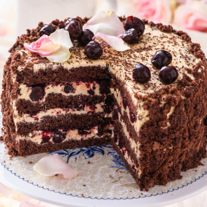 Tort chałwowy z wiśniami