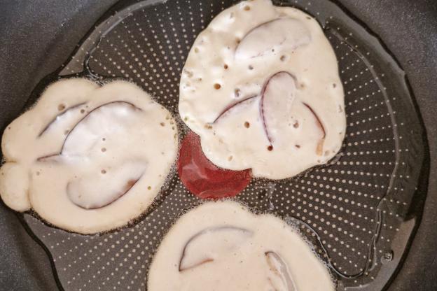 Racuchy ze śliwkami – smażenie