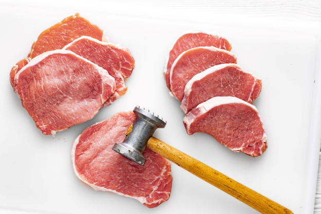 Kotlet schabowy – ubijanie mięsa
