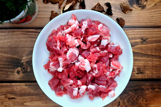 bigos z kiszonej kapusty - przygotowanie mięsa