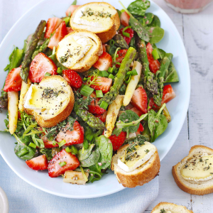 Sałatka szparagowo-szpinakowa z truskawkami i grzankami