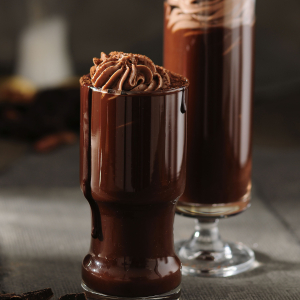 Gorąca czekolada z solą morską i bitą śmietaną