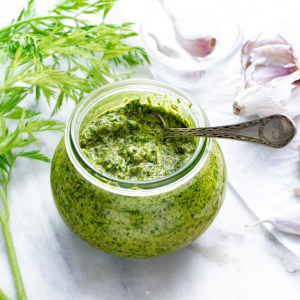 Pesto z natki marchewki