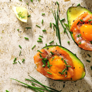 Awokado z jajkiem i łososiem