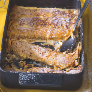 Pieczone naleśniki owsiane z twarogiem i rodzynkami