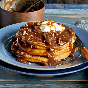 Naleśniki dyniowe z solonym toffi z orzechami pekan