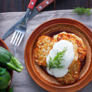 placki z cukinii ze śmietaną