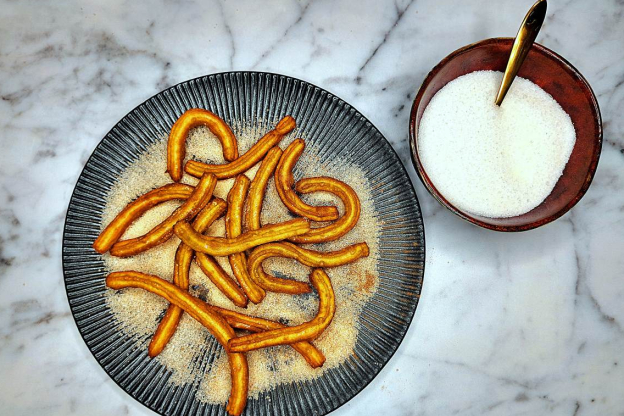 churros - obtaczanie w cukrze