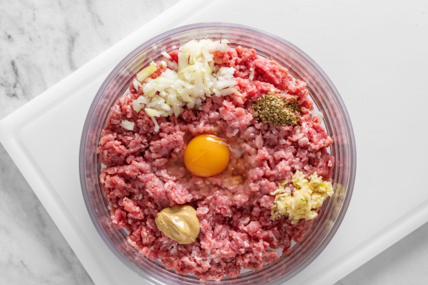 mięso mielone, jajko, musztarda, przyprawy na kotlety mielone bez bułki