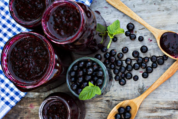 Dżem z czarnej porzeczki – przekładanie do słoików