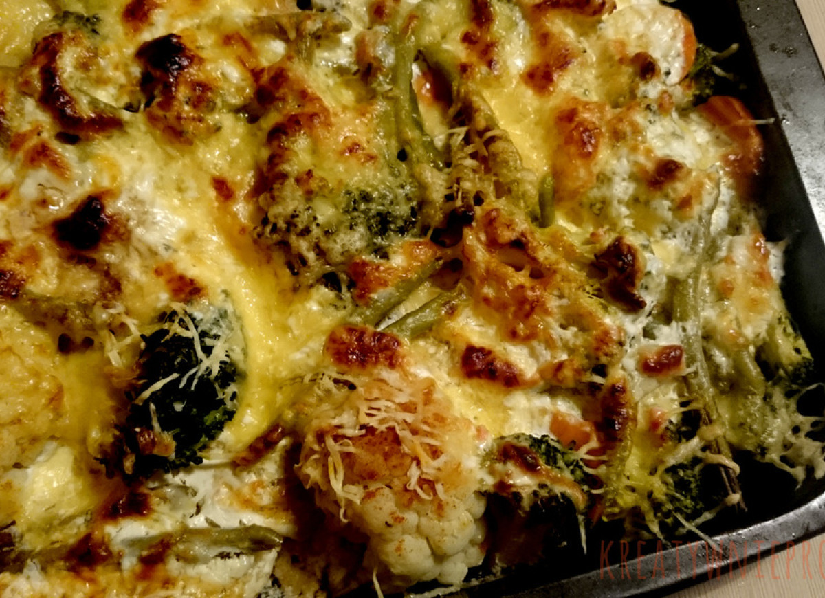 Ryba zapiekana z warzywami w sosie serowo-czosnkowym