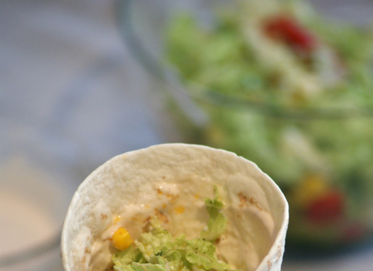 Domowy fast-food. Tortilla z karkówką, sałatką i sosem na bazie jogurtu